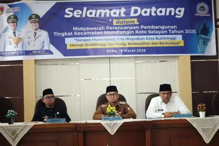 MUSRENBANG— Wakil Wali Kota Bukittinggi Ibnu Asis menghadiri Musrenbang Kecamatan MKS tahun 2025 yang berlangsung di Aula Kecamatan MKS, Rabu (19/3).