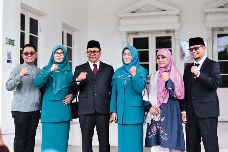 Pelantikan Ketua TP PKK Bukittinggi, Ny. Yesi Endriani Ramlan Janji Tuntaskan 10 Program Pokok PKK 1 RESMI— Ny. Yesi Endriani Ramlan resmi dilantik sebagai Ketua TP PKK, Pembina Posyandu dan Deskranasda Kota Bukittinggi, bersamaan dengan pengukuhan Ketua TP PKK kabupaten/kota se-Sumatera Barat serta pengurus TP PKK Sumbar, di Auditorium Gubernuran Sumatera Barat, Kamis (6/3).