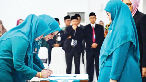 PELANTIKAN— Ketua TP-PKK Sumbar Ny. Harneli Mahyel melantik secara resmi dr. Dian Puspita Fadly Amran, Sp.JP sebagai Ketua TP-PKK, Ketua Dekranasda, serta Ketua Tim Pembina Posyandu Kota Padang, di Auditorium Gubernur Sumbar, Kamis (6/3)