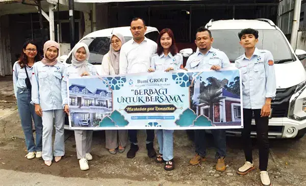 Bumi Grup Berbagi Takjil di Ramadhan 1446 H 1 BERBAGI TAKJIL— Owner Bumi Grup Eka Fajri, Komisaris Leona Ratu Larissa dan karyawan membagikan takjil kepada warga sekitar, Rabu (19/3) di Kompleks Griya Mawar Sambada Indah, Lapai, Kecamatan Nanggalo.