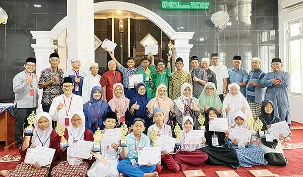 Masjid Amal Muslimin Wisma Indah VII Tabing Sukses Gelar Pesantren Ramadhan, Terbaik di Kototangah, 70 Persen Santri Selesai Tilawah 30 Juz 1 PENUTUPAN PESANTREN— Santri-santri terbaik tingkat SD dan SMP berfoto bersama dengan panitia Pesantren Ramadhan Masjid Amal Muslimin Wisma Indah VII, Kelurahan Parupuk Tabing dan pengurus masjid saat penutupan kegiatan pesantren, Kamis (25/3).
