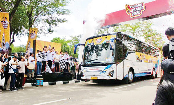 Dasco dan Andre Rosiade Lepas 100 Bus Mudik Gratis, 5.000 Perantau Pulang Basamo 2025 Gelombang 1 Diberangkatkan 1 PELEPASAN BUS MUDIK GRATIS— Ketua Harian DPP Gerindra yang juga Wakil Ketua DPR RI, Sufmi Dasco Ahmad, dan anggota DPR Andre Rosiade, melepas 100 bus mudik gratis ‘Pulang Basamo 202’. Sebanyak 5.000 perantau gelombang pertama diberangkatkan menuju Sumbar.