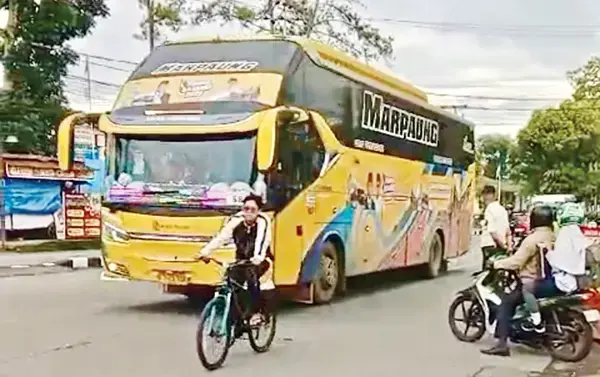 Perantau Pulang Basamo Sampai di Sumbar, Andre Rosiade: Gelombang 2 Berangkat 23 Maret 1 SUDAH SAMPAI PADANG— Salah satu bus yang membawa ribuan perantau Minang dalam mengikuti program mudik gratis ‘Pulang Basamo 2025’ gelombang 1 bersama Andre Rosiade telah tiba dengan selamat di kampung halaman. Hal ini terlihat setelah sejumlah bus yang membawa para perantau tersebut memasuki wilayah Sumbar, salah satunya di Kota Padang, Selasa (18/3).