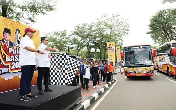 Pulang Basamo Andre Rosiade Gelombang Kedua, 150 Bus Bawa 7.500 Perantau Menuju Sumbar 1 PELEPASAN PEMUDIK GELOMBANG 2— Rombongan pemudik Pulang Basamo yang digelar Wakil Ketua Komisi VI yang juga anggota DPR RI Dapil Sumbar Andre Rosiade gelombang kedua resmi diberangkatkan, Minggu (23/3) dari Kompleks Parlemen, Jakarta. Sebanyak 150 bus dilepas membawa 7.500 pemudik gratis menuju Sumbar.