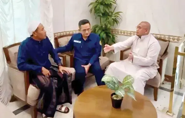 TEMUI KORBAN— Wakil Ketua Komisi VI DPR RI Andre Rosiade bersama Konsulat Jenderal Republik Indonesia (KJRI) di Jeddah, Arab Saudi menemui langsung para korban kecelakaan bus yang menewaskan 6 orang jamaah umrah asal Indonesia di jalan lintas Madinah-Makkah. Andre menyatakan turut berbelasungkawa dalam peristiwa naas tersebut.