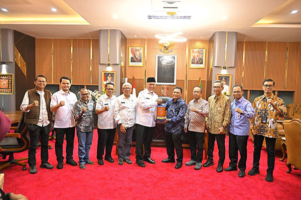 PT Garam Rencanakan Peningkatan Produksi di Sumbar, Mahyeldi: Tak Cukup dengan Tangan, dengan Niru Kita Tampung 1 KUNJUNGAN DIRUT PT.GARAM— Gubernur Mahyeldi menyambut kunjungan kerja Direktur Utama PT Garam, Abraham Mose beserta jajaran di kantor Gubernur Sumbar.