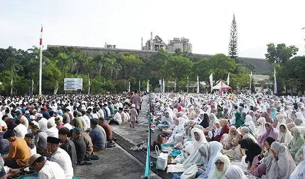 PT Semen Padang Gelar Shalat Idul Fitri 1446 H di Plaza Semen Padang 1 SHALAT IED— Pada tahun ini, PT Semen Padang akan melaksanakan Shalat Idul Fitri di Plaza Kantor Pusat perusahaan tersebut. Gambar di atas, pelaksanaan shalat Idul Fitri di Plaza Kantor Pusat PT Semen Padang tahun 2024.