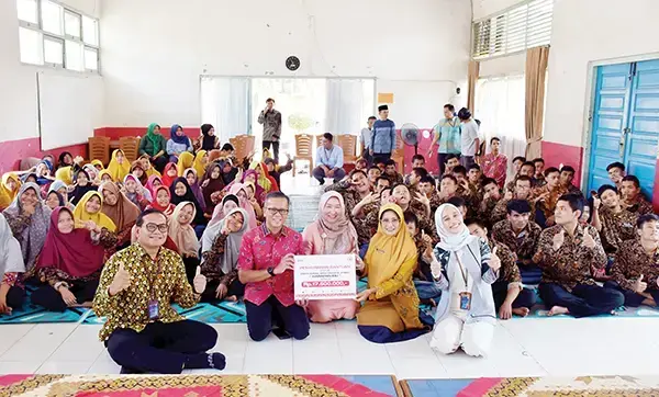 Ramadhan Berbagi, PT Semen Padang Serahkan Bantuan Rp17,5 Juta untuk Anak Berkebutuhan Khusus 1 BANTUAN UNTUK ABK— Dirut PT Semen Padang Indrieffouny Indra, didampingi Kadep Komunikasi & Hukum Perusahaan Iskandar Z. Lubis, dan Kepala Unit Komunikasi & Kesekretariatan, Nur Anita Rahmawati, serta Kadis Kominfotik Sumbar Siti Aisyah, menyerahkan bantuan untuk anak berkebutuhan khusus di Panti Sosial Bina Graha Harapan Ibu Kota Padang.