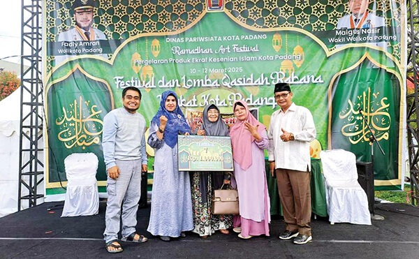JUARA— Kelompok qasidah rebana dari majelis taklim utusan Mata Air, Kecamatan Padang Selatan berhasil menjadi juara 1 dalam Festival Qasidah Rebana tingkat Kota Padang, di areal parkir Masjid Agung Nurul Iman.