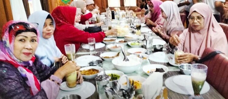 Palanta SMP 82 Gelar Buka Puasa Bersama 1 BUKA BERSAMA— Palanta SMP 82 Padang Panjang gelar buka puasa bersama di Rumah Makan Pak Datuak, Kelurahan Silaing Bawah, Kecamatan Padang Panjang Barat, Ahad (16/3).