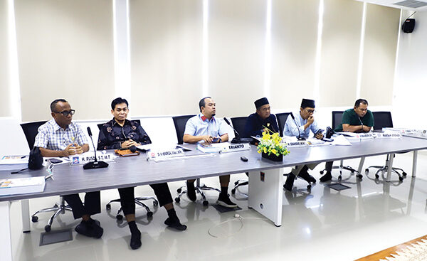 DPRD Bahas LKPj Wali Kota Padang TA 2024 1 Ketua DPRD Kota Padang, Muharlin yang juga koordinator Pansus IV melakukan pembahasan LKPj Wali Kota Padang Tahun 2024 dengan mitra kerja.