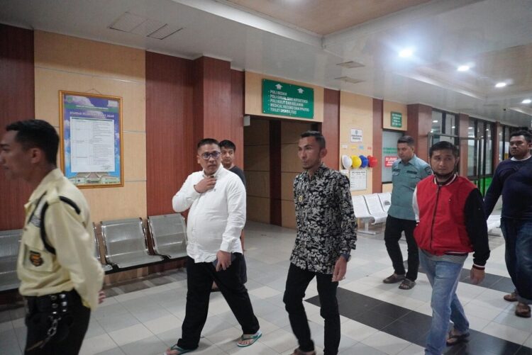 Pastikan RSUD Padangpanjang Berkualitas, Wako-Wawako Sidak Tengah Malam, Cek Pelayanan Pasien dan Fasilitas 1 SIDAK RSUD— Wali Kota Hendri Arnis dan Wakil Wali Kota Allex Saputra masuk ke RSUD dini hari untuk memastikan pelayanan yang diberikan terbaik untuk seluruh pasien. Keduanya ingin memastikan bahwa fasilitas dan pelayanan kesehatan di rumah sakit itu berjalan dengan baik dan optimal.