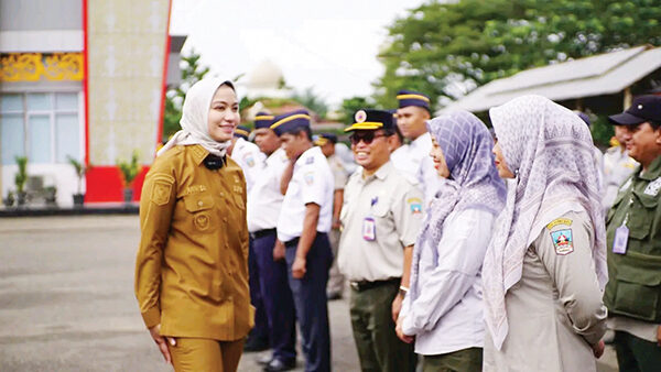 Bupati Dharmasraya Tegaskan Komitmen Merit System, Pastikan Setiap ASN Mendapatkan Kesempatan yang Adil Dalam Jenjang Karir 1 SAPA— Bupati Annisa Suci Ramadhani menyapa ASN Pemkab Dharmasraya usai pelaksanaan apel pagi di halaman Kantor Bupati, Senin (10/3).