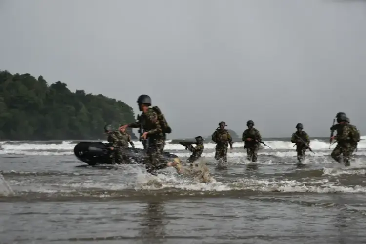 Pasukan Marinir Lakukan Penyerbuan Raid Amfibi 1 PENDARATAN—Terlihat prajurit Batalyon Infantri 2 Marinir Pasmar 1 Jakarta yang tergabung dalam satuan tugas atau Satgas Tri Sila tahun 2025 di bawah kendali Gugus Tempur Laut (Guspurla) Komando Armada (Koarmada) I melakukan pendaratan di Pantai Air Manis, Kota Padang, Selasa (18/3) sore.