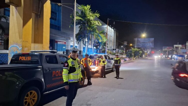 Cegah Tawuran dan Balap Liar, Puluhan Personel Polda Sumbar Patroli dari Malam hingga Pagi 1 PATROLI— Personel Polda Sumbar melakukan patroli ke titik-titik rawan tawuran
dan balap liar di Kota Padang.