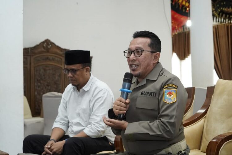 Pedagang Pasar Audiensi dengan Bupati Eka Putra, Keluhkan Naiknya Sejumlah harga Bahan Pokok 1 AUDIENSI--Bupati Eka Putra didampingi Anggota DPRD Wel Ahmad saat audiensi dengan pedagang pasar Batusangkar.