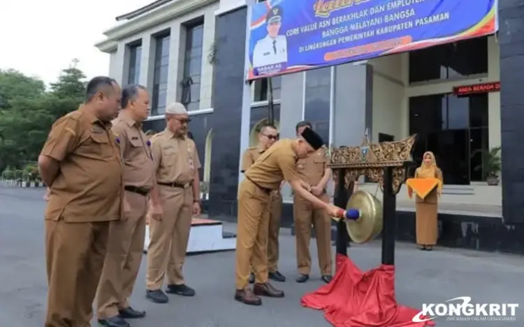Bupati Sabar Luncurkan Core Value ASN BerAKHLAK di Pasaman 1 PELUNCURAN CORE VALUE ASN BERAKHLAK— Bupati Pasaman Sabar AS memukul gong saat peluncuran Core Value ASN BerAKHLAK di Kabupaten Pasaman, Senin (3/3).