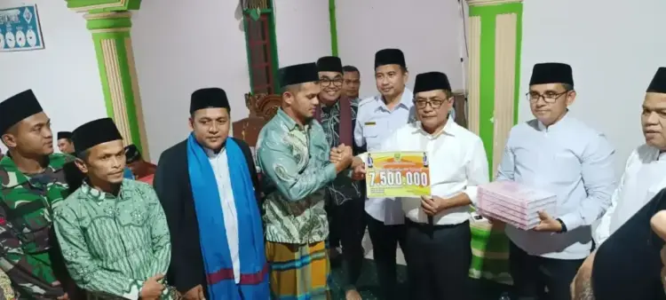 Bupati JKA Ingatkan ASN Harus Berikan Pelayanan Prima untuk Masyarakat 1 BANTUAN MASJID— Bupati Padangpariaman John Kenedy Azis (JKA), serahkan bantuan poembangunan Masjid Taqwa Sikucua Tangah, Kecamatan V Koto Kampung Dalam.