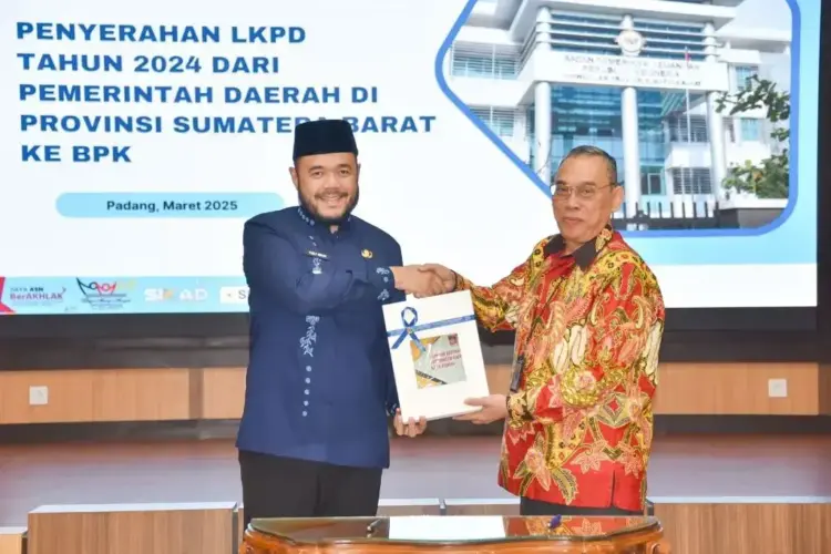 Wako Padang Serahkan LKPD Tahun 2024 ke BPKRI 1 SERAHKAN LKPD— Wali Kota Padang Fadly Amran menyerahkan LKPD Tahun 2024 kepada Kepala BPK Perwakilan Sumbar Sudarminto Eko Putra, di Kantor BPK Sumbar, Selasa (25/3).