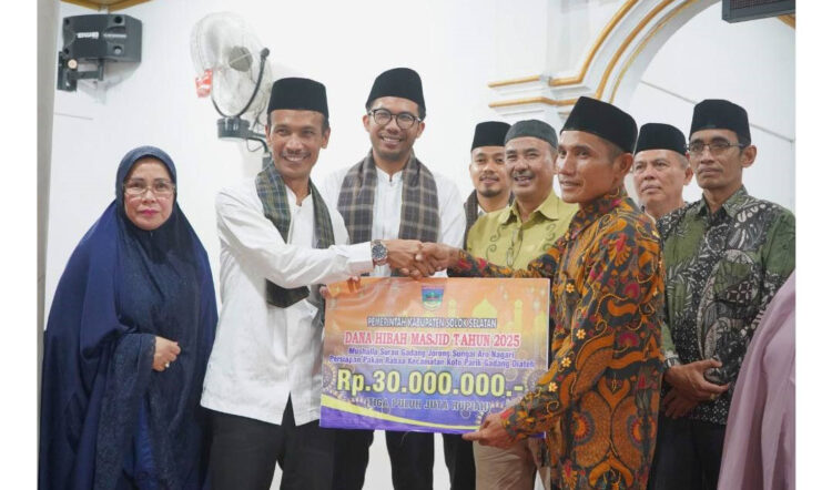 Pemkab Solsel Dukung Pembangunan Pagar Surau Gadang Sungai Aro 1 SERAHKAN—Wakil Bupati Solok Selatan H. Yulian Efi, serahkan bantuan uang pembangunan senilai Rp 30 juta dalam kunjungan Tim II Safari Ramadhan.