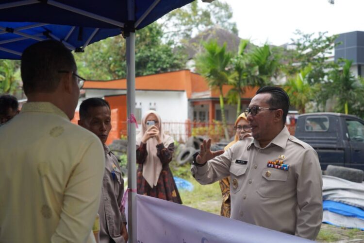 Selama Ramadhan 1446 H, Pemkab Tanah Datar Gelar Operasi Pasar Murah 1 TINJAU PASAR MURAH— Bupati Tanah Datar Eka Putra saat meninjau pasar murah bersama instansi terkait.