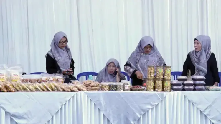 PANGAN MURAH— Pemerintah Kota Bukittinggi melalui Dinas Pertanian dan Pangan, bekerjasama dengan Bulog, gelar gerakan pangan murah di halaman RRI Bukittinggi, Rabu (19/3)