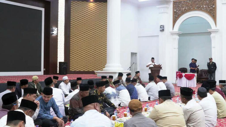 Sambangi 50 Masjid, 126 Mushala, TSR Pemko Bukittinggi Salurkan Bantuan Rp1,2 Miliar 1 PELEPASAN TIM SAFARI RAMADHAN— Wali Kota Bukittinggi, Ramlan Nurmatias, bersama Wakil Wali Kota Ibnu Asis, melepas secara resmi perjalanan Tim Safari Ramadhan Kota Bukittinggi tahun 1446 H, di Balairuang Rumah Dinas Wali Kota, Senin (17/3).
