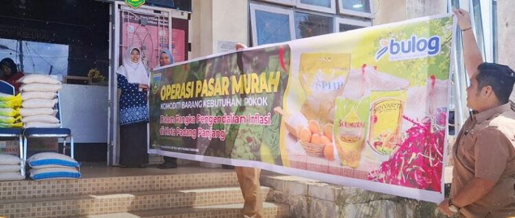 Antisipasi Inflasi Ramadhan 1446 H, Pemko Padang Panjang Gelar Operasi Pasar Murah 1 PASAR MURAH—Sebagai upaya pengendalian harga, Pemko melalui Dinas Perdagangan, Koperasi, dan UKM (Perdagkop UKM) Kota Padangpanjang menggelar Operasi Pasar Murah.