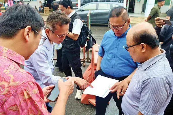 Bukittinggi Segera Punya Bioskop Baru, Pemko Tinjau Lokasi Eks Gloria 1 TINJAU— Wali Kota Bukittinggi bersama sejumlah SKPD terkait, tinjau lokasi eks bioskop
gloria, Sabtu (22/3). Hal ini terkait dengan memastikan lokasi dan lahan yang akan dijadikan
bioskop baru oleh cineplex.
