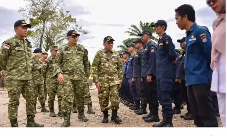 Pemko Padang Siagakan 900 Personel Amankan Lebaran, Maigus: Berikan Rasa Aman untuk Pemudik di Lokasi Wisata 1 APEL KESIAPSIAGAAN— Wawako Padang Maigus Nasir didamping Sekda Andree Algamar dan Kepala Satpol PP Chandra Eka Putra, melakukan pengecekan personel saat Apel Kesiapsiagaan dalam rangka pengamanan perayaan Idul Fitri 1446 H di Lapangan Mako Satpol PP Kota Padang, Sabtu (22/3).