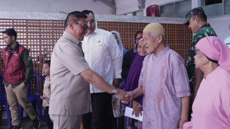 Ingatkan Penggunaan yang Tepat, Wako Bukittinggi serahkan Bantuan Sembako dan PKH untuk 2.751 Warga 1 SIMBOLIS— Wako Bukittinggi, Ramlan Nurmatias menyalurkan bansos secara simbolis kepada 2.751 KPM serta PKH triwulan I tahun 2025 di Kantor Pos Bukittinggi, Selasa (4/3).