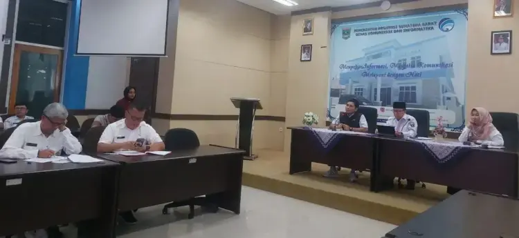 JAGA STABILITAS PANGAN— Pj Sekda Provinsi Sumbar, Yozarwardi didampingi Kepala Dinas Kominfotik Sumbar Siti Aisyah, Kepala Kanwil Bulog Sumbar, R. Darma Wijaya, Kepala Disperindag Sumbar, Novrial dan Kepala Dinas Pangan Iqbal Ramadi Payana berikan keterangan pers, Rabu (19/3) di Aula Kantor Dinas Kominfotik Sumbar.