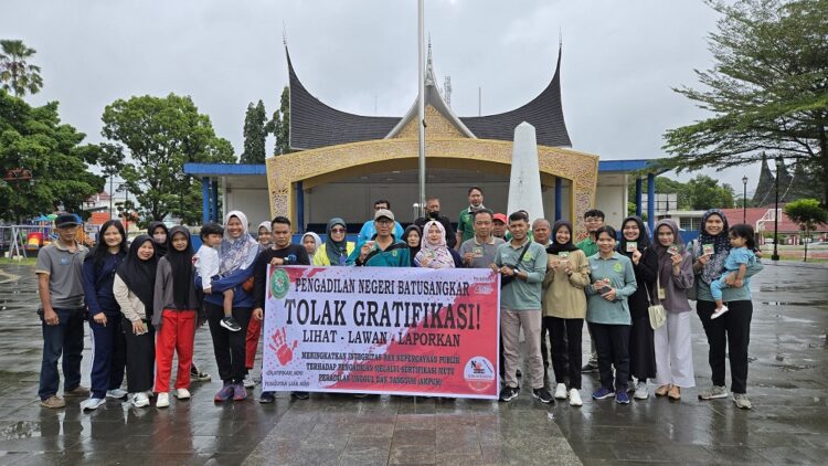 Pengadilan Negeri Batusangkar Tolak Gratifikasi 1 FOTO BERSAMA—Ketua Pengadilan Negeri Batusangkar foto bersama dilapangan Cindua Mato, Batusangkar.