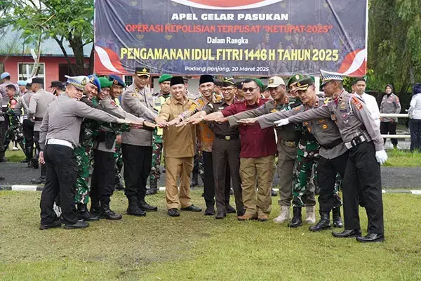 Polres Padang Panjang Gelar Apel Operasi Ketupat 2025 1 KOMPAKâWali Kota, Hendri Arnis bersama Kapolres, AKBP. Kartyana Widyarso Wardoyo Putro. Turut hadir Wakil Wali Kota, Allex Saputra serta jajaran Forkopimda dan instansi terkait di Padang Panjang dan Kabupaten Tanah Datar telihat kompak usai apel.