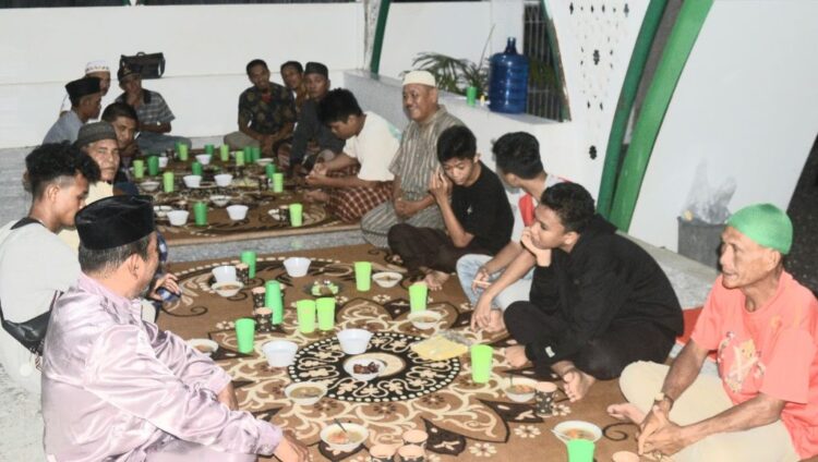 BUKA BERSAMA— Penggagas Pondok Makan Fi Sa-billah, Hendri Final sedang menunggu masuk  jadwal buka puasa bersama dengan jamaah  Masjid Sinaramalah Nurussalam.
