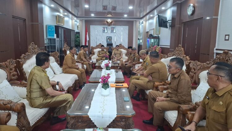 3 Bulan Penghasilan Tetap Tidak Dibayarkan, Belasan Wali Nagari Temui Bupati Limapuluh Kota 1 PERWAKILAN WALNAG TEMUI BUPATI— Persatuan Wali Nagari Limapuluh Kota (Perwanaliko) bertemu dengan Bupati Safni, di kantor Bupati Limapuluh Kota, untuk meminta kepastian pembayaran Penghasilan Tetap mereka yang sudah hampir 3 bulan tidak diterima.