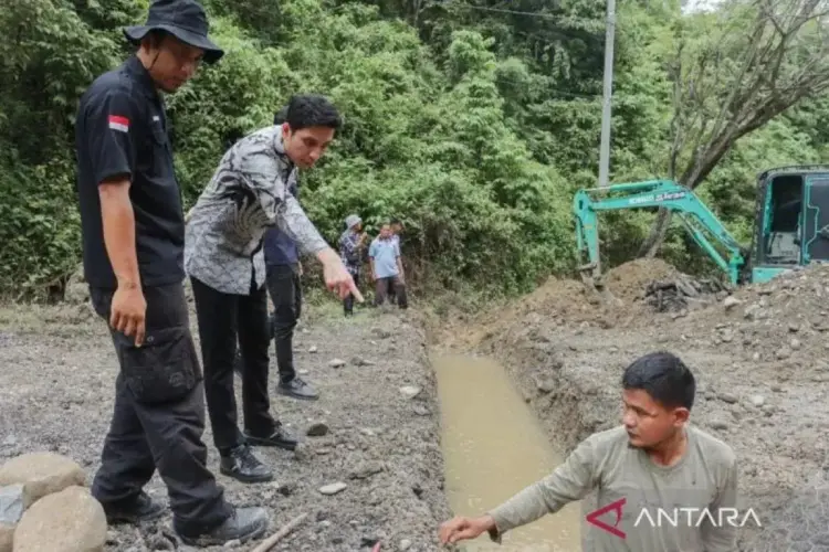 ARAHAN—Wali Kota Sawahlunto Riyanda Putra memberi arahan kepada sejumlah pekerjaan perbaikan ruas jalan Kandi, saat monitoring lapangan, beberapa waktu lalu.