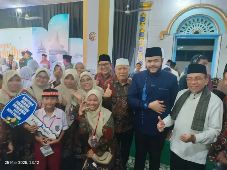 Pesantren Ramadhan dan Gebyar Ramadhan 1446 H Ditutup, Wako Padang Janjikan Tahun Depan Lebih Meriah 1 PEMENANG PESANTREN TERBAIK— Wali Kota Padang Fadly Amran dan Wawako Maigus Nasir berfoto dengan pemenang pesantren terbaik tingkat Kecamatan Kototangah, Masjid Amal Muslimin Wisma Indah VII Tabing, usai menyerahkan hadiah 1 unit sepeda motor, di Masjid Raya Ganting, Selasa (25/3) malam