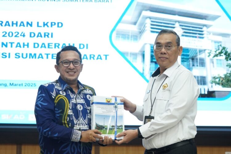 Pertama dan Tercepat, Bupati Eka Putra Serahkan LKPD TA 2024 ke BPK Perwakilan Sumbar 1 SERAHKAN LKPD— Bupati Tanah Datar Eka Putra, saat penyerahan LKPD Tahun 2024 kepada Kepala Badan Pemeriksa Keuangan (BPK) Perwakilan Sumbar Sudarminto Eko Putra S, Senin (17/3).