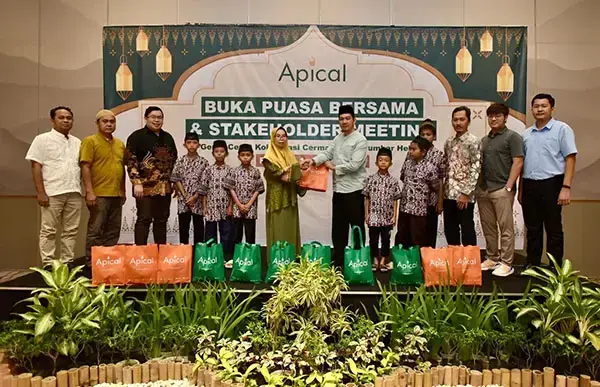 BUKA BERSAMA—Manajemen Apical buka puasa bersama dalam rangka mempererat Silaturahmi di bulan Ramadhan dengan para stakeholder  serta memberikan santunan kepada anak yatim piatu dari Panti Asuhan Ridho Rahmat berupa sembako dan santunan tunai di Hotel Santika Padang, Selasa (18/3).