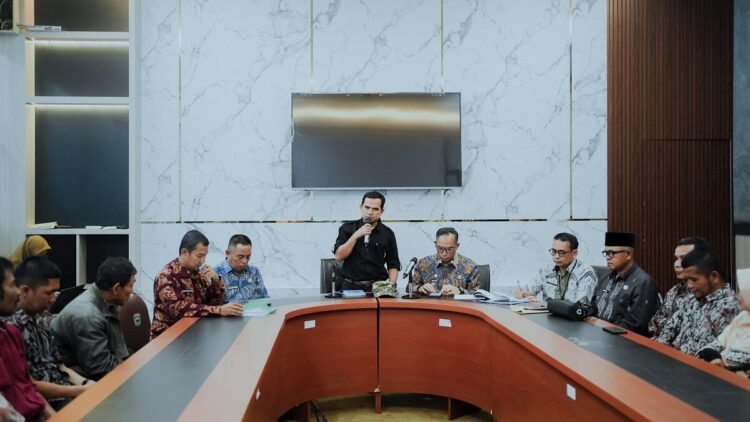 Wabup Candra Tegaskan Komitmen, Benahi Kehadiran Guru, Tingkatkan Kualitas Pendidikan 1 SAMBUTAN—Wakji, Bupati Solok Candra berikan sambutan saat pertemuan dengan para guru guru.