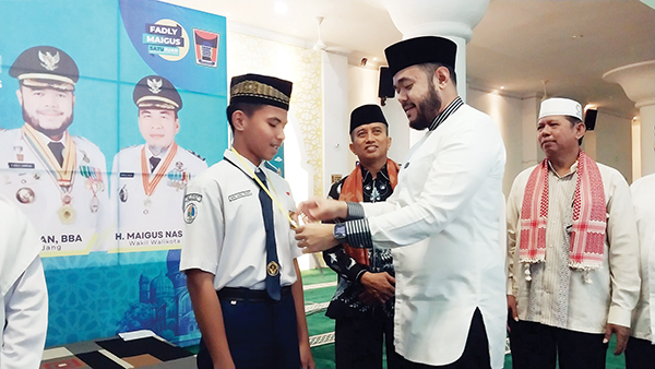 Pesantren Ramadhan Resmi Dibuka, Bentuk Pelajar Berakhlak Mulia 1 PEMASANGAN TANDA PESERTA— Wali Kota Padang Fadly Amran, memasangkan kokarde tanda peserta Pesantren Ramadhan 1446 Hijriah, kepada perwakilan pelajar SMP, saat pembukaan kegiatan Pesantren Ramadhan di Masjid Agung Nurl Iman, Kamis (6/3) pagi.