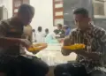 Wagub Vasko Ruseimy dan Kapolda Sumbar, Pilih Lesehan saat Berbuka Puasa di Masjid 10 Wagub Vasko Ruseimy dan Kapolda Sumbar, Pilih Lesehan saat Berbuka Puasa di Masjid