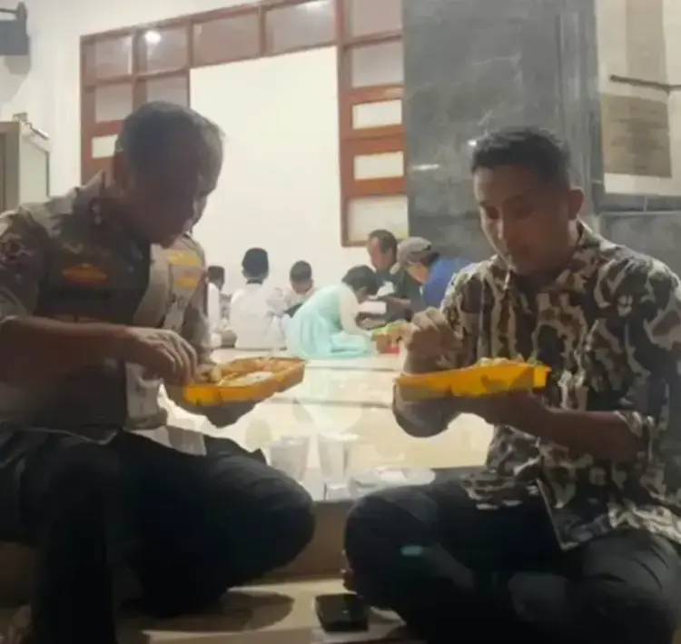 Wagub Vasko Ruseimy dan Kapolda Sumbar, Pilih Lesehan saat Berbuka Puasa di Masjid 1 NIKMATI MENU BERBUKA— Wakil Gubernur Sumatera Barat Vasko Ruseimy menikmati buka puasa bersama Kapolda Sumbar Irjen Pol Gatot Tri Suryanta dengan lesehan penuh keakraban seperti kakak dan adik, Jumat (21/3).