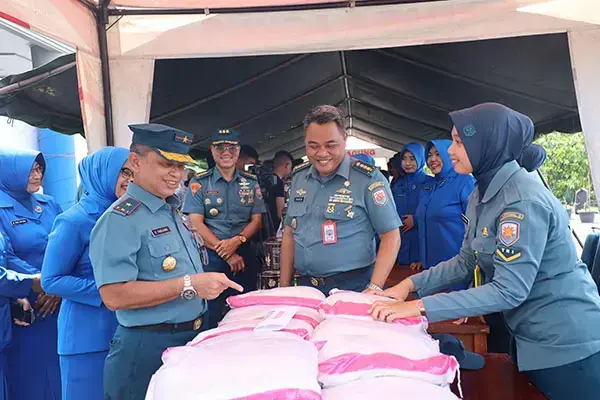 Hadapi Idul Fitri 1446 H, Lantamal II Padang Gelar Bazar Murah 1 BAZAR MURAH— Komandan Pangkalan Utama TNI AL (Danlantamal) II, Laksamana Pertama TNI Sarimpunan Tanjung, membuka kegiatan bazar murah, Selasa (25/3).