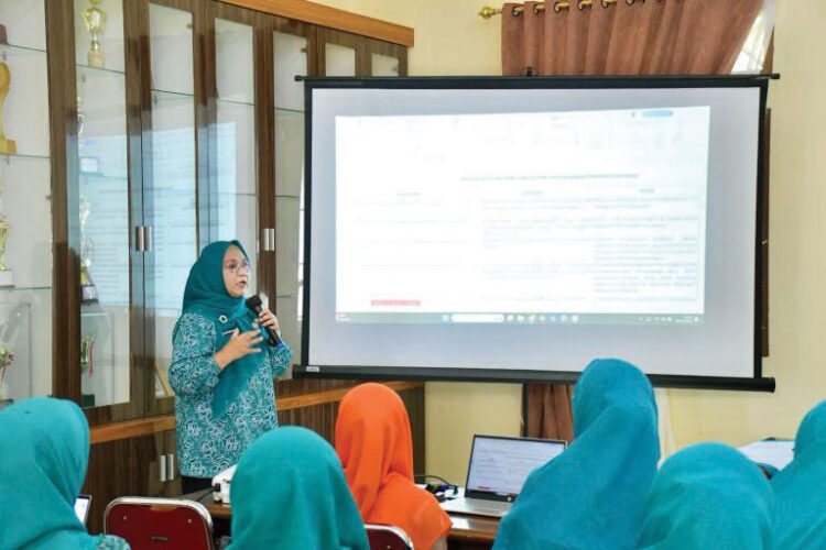 Pimpin Rapat Perdana PKK, Ny.Merry Benni Warlis Minta Bangun Sinergi, Fokus Penguatan Program 1 RAPAT PENGURUS PKK— Pasca dilantik, Ketua TP.PKK Agam, Ny. Merry Benni Warlis, pimpin rapat perdana bersama seluruh pengurus di Kantor PKK Kabupaten Agam, Lubuk Basung, Senin (10/3).