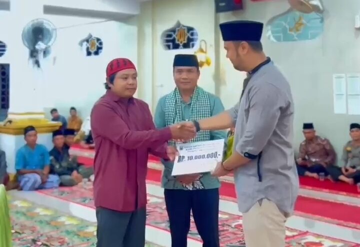 Pimpin Tim 1 Safari Ramadhan, Benny Dwifa: Meski Efisiensi Anggaran, Sijunjung Tetap Membangun 1 BANTUAN MASJID— Bupati Sijunjung, Benny Dwifa memberikan bantuan untuk masjid dalam kegiatan safari ramadhan di Masjid Darul Ikhlas Nagari Koto Baru, Kecamatan IV Nagari, Kamis (13/3).
