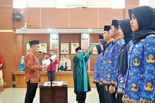 Pj Sekda Lantik dan Serahkan SK PNS serta CPNS di Lingkungan Pemko Bukittinggi 1 PELANTIKAN— Pj Sekretaris Daerah Kota Bukittinggi, Al Amin, lantik PNS lulusan STTD tahun 2023 dan lulusan IPDN, serta serahkan SK CPNS lulusan STTD tahun 2024, di Aula Balaikota Bukittinggi, Kamis (20/3).