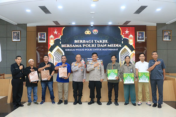 Sebagai Wujud Polri Untuk Masyarakat, Polda Sumbar Gelar Berbagi Takjil bersama Media 1 PARCEL—Perwakilan wartawan menerima bingkisan parcel lebaran dari Kapolda Sumbar, Irjen Pol Gatot Tri Suryanta.