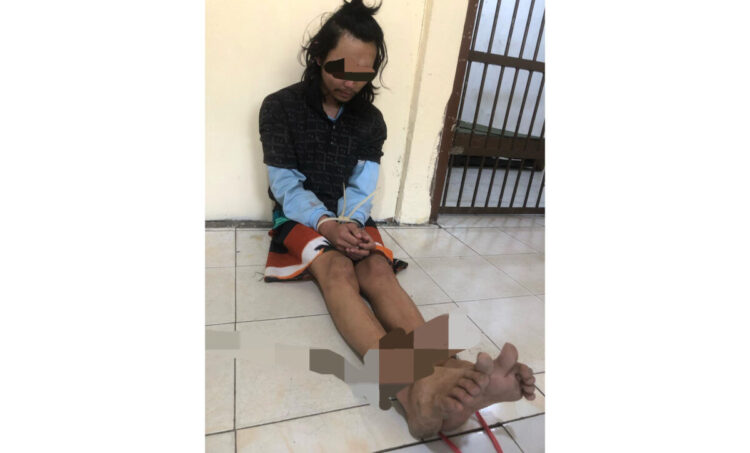 Pemuda Bergolok Serang Warga yang Hendak Shalat Subuh, 2 Korban Dilarikan ke RS 1 SERANG WARGA— Pelaku BM (24) yang menyerang warga menggunakan golok diamankan di Mapolresta Bukittinggi.